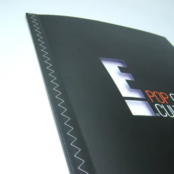 Couture zig-zag sur plat de couverture — finition luxe Coptos
