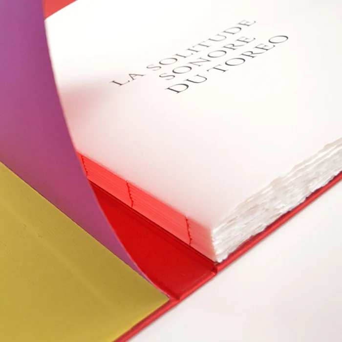 Livre d&rsquo;artiste en soie sauvage avec reliure copte — « La Solitude Sonore du Toréo » par Coptos